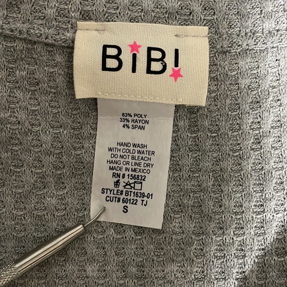 NWOT • BIBI LIGHT GREY V-NECK LONG SLEEVE WAFFLE KNIT TOP - Picture 4 of 4